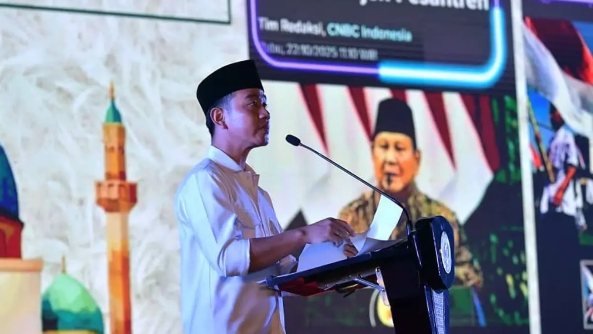 Wakil Presiden Gibran Rakabuming Raka di Lapangan Madrasah Aliyah Nahdlatul Ulama (MANU) Putra Buntet Pesantre