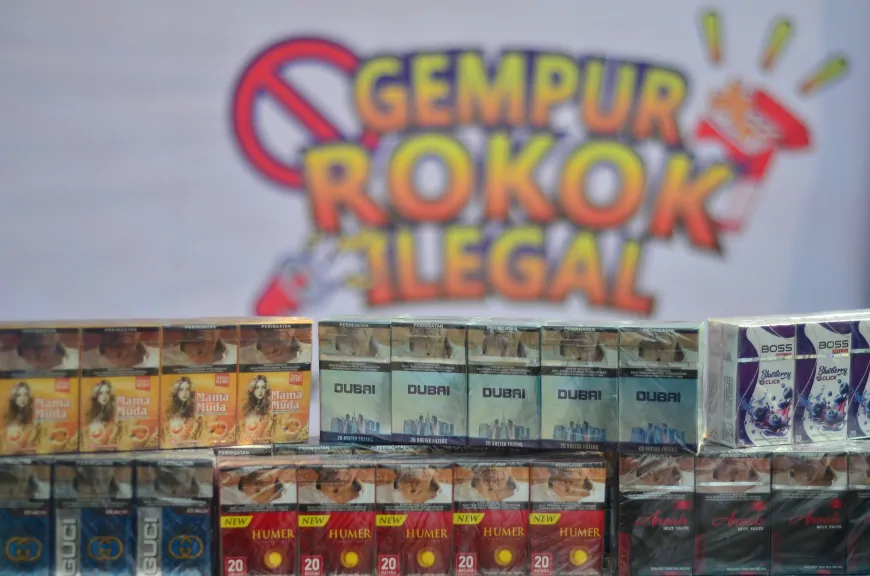 umpukan rokok ilegal (tanpa pita cukai) sebelum dimusnahkan di area Stadion Pakansari, Cibinong, Kabupaten Bog