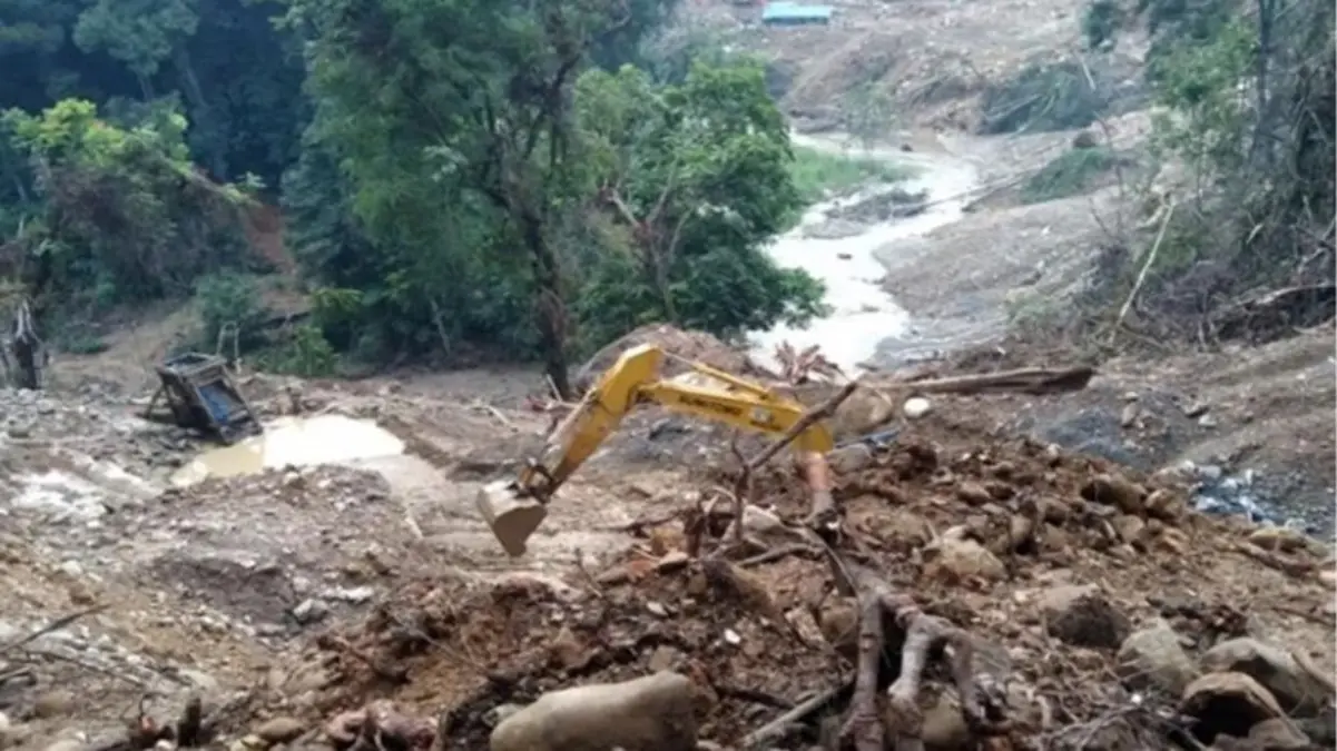 Kondisi tanah longsor dan evakuasi korban pada kawasan tambang ilegal di di Nagari Sungai Abu, Kecamatan Hilir