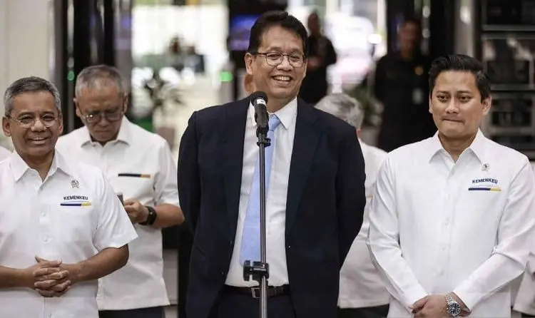 Menteri Keuangan (Menkeu), Purbaya Yudhi Sadewa (tengah) didampingi Wakil Menteri Keuangan Suahasil Nazara (ki