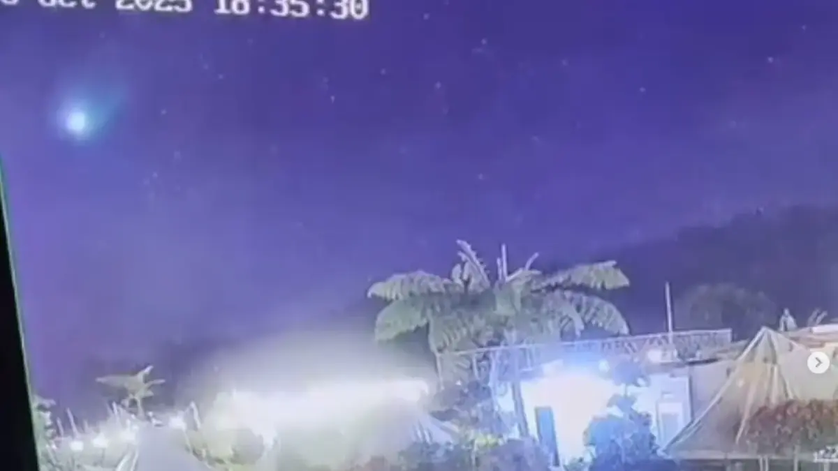 Rekaman CCTV mengenai dentuman besar di langit Cirebon pada malam hari, Minggu (5/10/2025) (Foto: tangkapan la