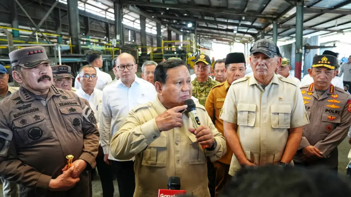 Rangkaian Fakta Prabowo Cek Smelter Timah Hasil Sitaan Jaksa, Hasil Rampasan Kasus Korupsi Rp300 Triliun Panglima TNI Jenderal TNI Agus Subiyanto mendampingi Presiden Republik Indonesia Prabowo Subianto dalam kunjun