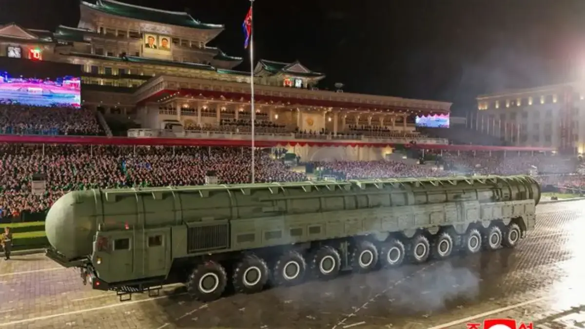 Kim Jong-un Pimpin Parade Militer Korea Utara Tampilkan ICBM di Pyongyang, Menlu Sugiono Turut Hadir Foto yang disediakan oleh pemerintah Korea Utara ini menunjukkan rudal balistik antarbenua baru bernama Hwason
