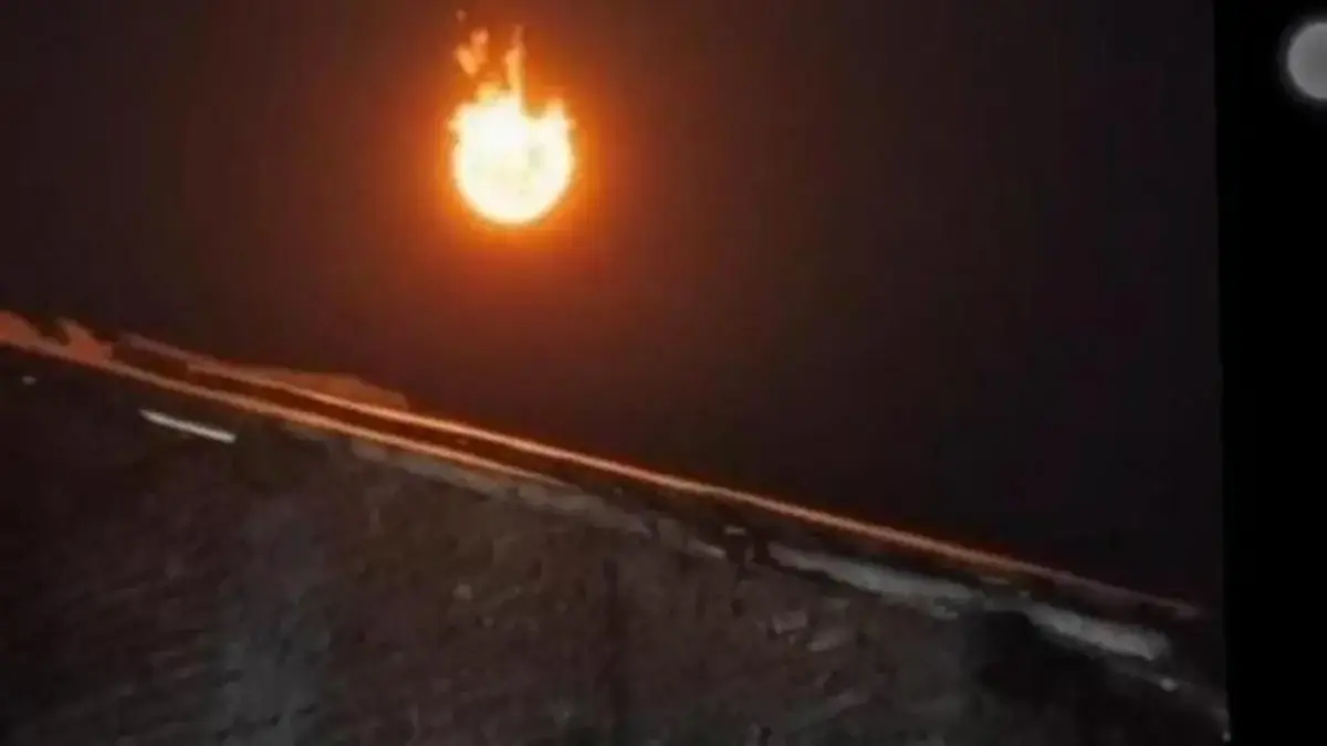 Penampakan benda jatuh yang dinarasikan bola api di Cirebon. (Foto: Istimewa)