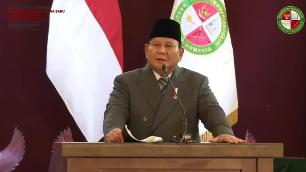 Kisah Prabowo Setiap Hari Belajar Lewat Buku: Sekarang Ada Chat GPT, Tanya Pakde Google Presiden Prabowo berorasi di sidang senat terbuka UKRI, Bandung, Jawa Barat, Sabtu (18/10/2025). (Foto: Tangka