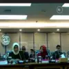 Suasana rapat dengar pendapat Komisi XIII DPR RI bersama keluarga almarhum diplomat Arya Daru Pangayunan di ko