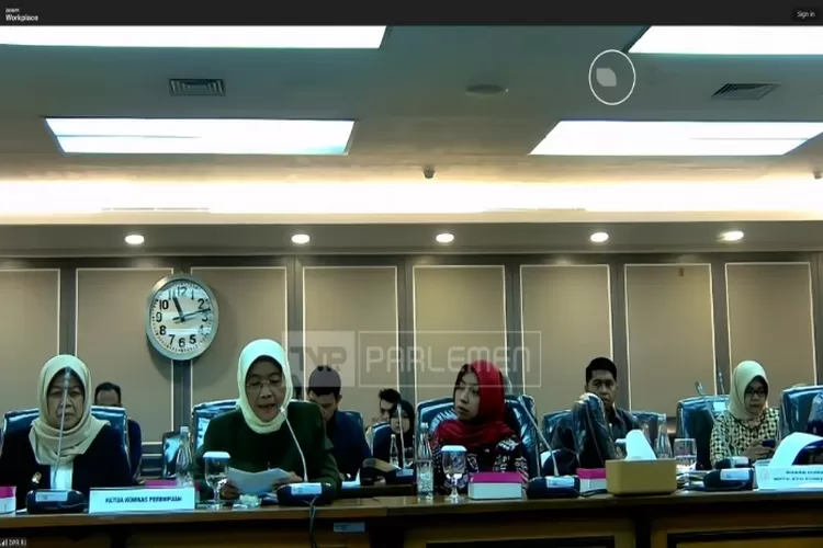 Suasana rapat dengar pendapat Komisi XIII DPR RI bersama keluarga almarhum diplomat Arya Daru Pangayunan di ko
