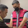Muhammad Kerry Adrianto Riza mengenakan rompi pink khas tahanan Kejaksaan (Youtube/@kejaksaan-ri)