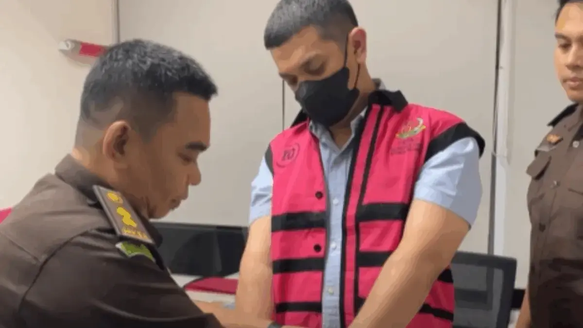 Muhammad Kerry Adrianto Riza mengenakan rompi pink khas tahanan Kejaksaan (Youtube/@kejaksaan-ri)