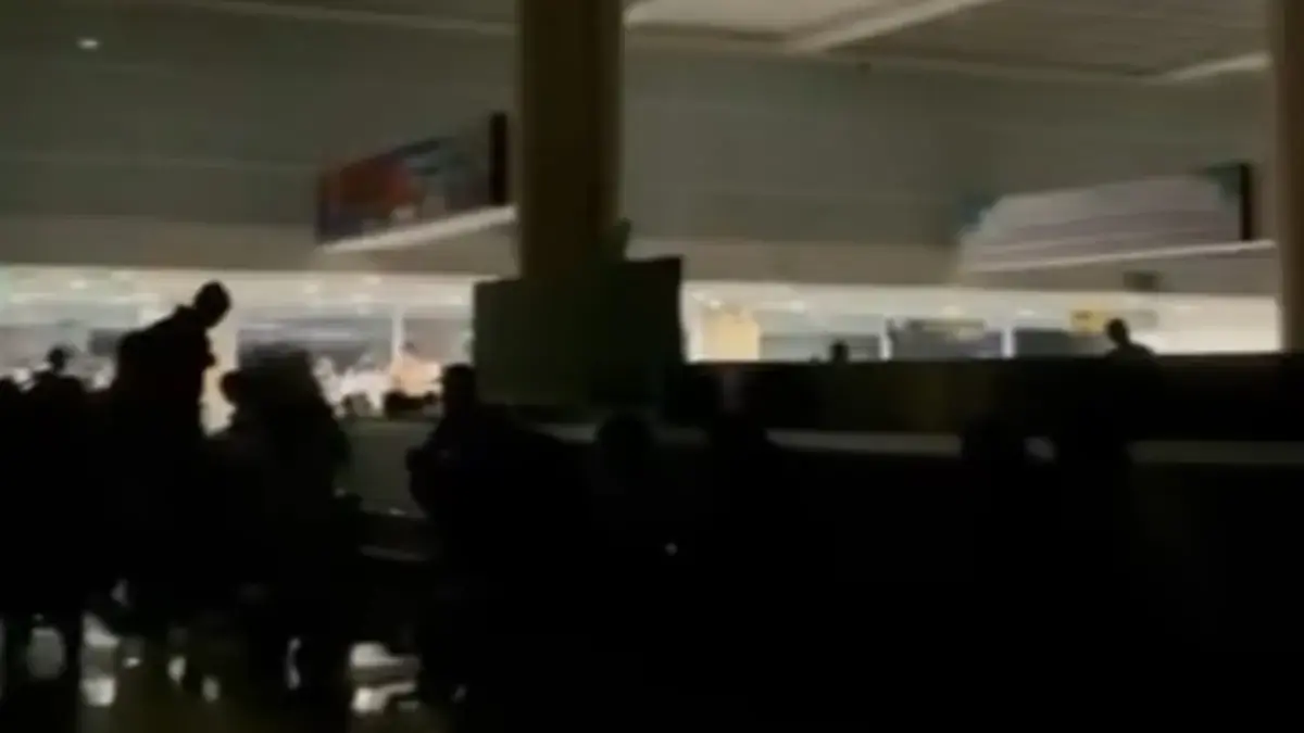 Tangkapan layar situasi di beberapa titik Bandara I Gusti Ngurah Rai gelap gulita akibat mati listrik, Jumat (