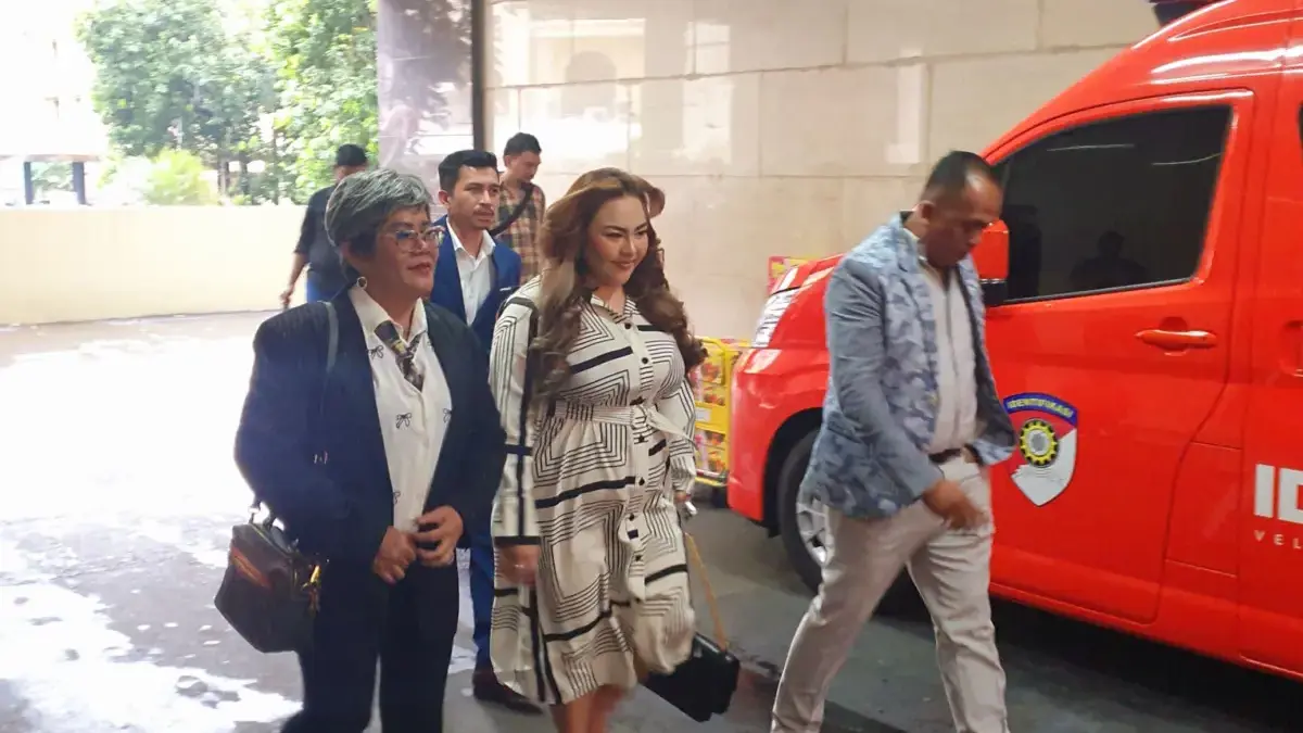 Lisa Mariana kembali menjalani pemeriksaan sebagai tersangka dalam kasus pencemaran nama baik terhadap Ridwan