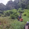 Tim SAR Gabungan melakukan pencarian terhadap pasangan ayah dan anak yang hilang di jalur pendakian jalur Buki