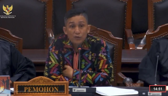 Hadiri Sidang di MK, Firdaus Oiwobo Salah Tulis Nama Eks Menteri Kehakiman, Diminta Lepas Toga Advokat, Firdaus Oiwobo, setelah diminta untuk melepaskan toganya dalam sidang pemeriksaan pendahuluan gugatan