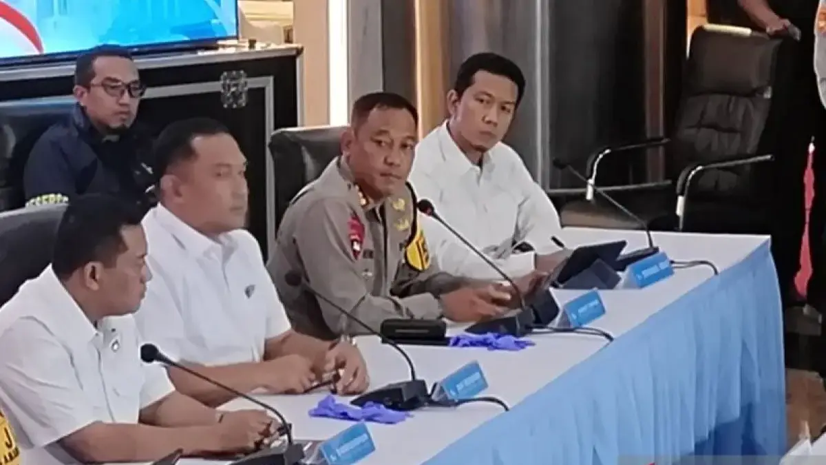 Komandan Satuan (Dansat) Brimob Polda Metro Jaya, Kombes Pol Henik Maryanto (kedua dari kanan) saat konferensi