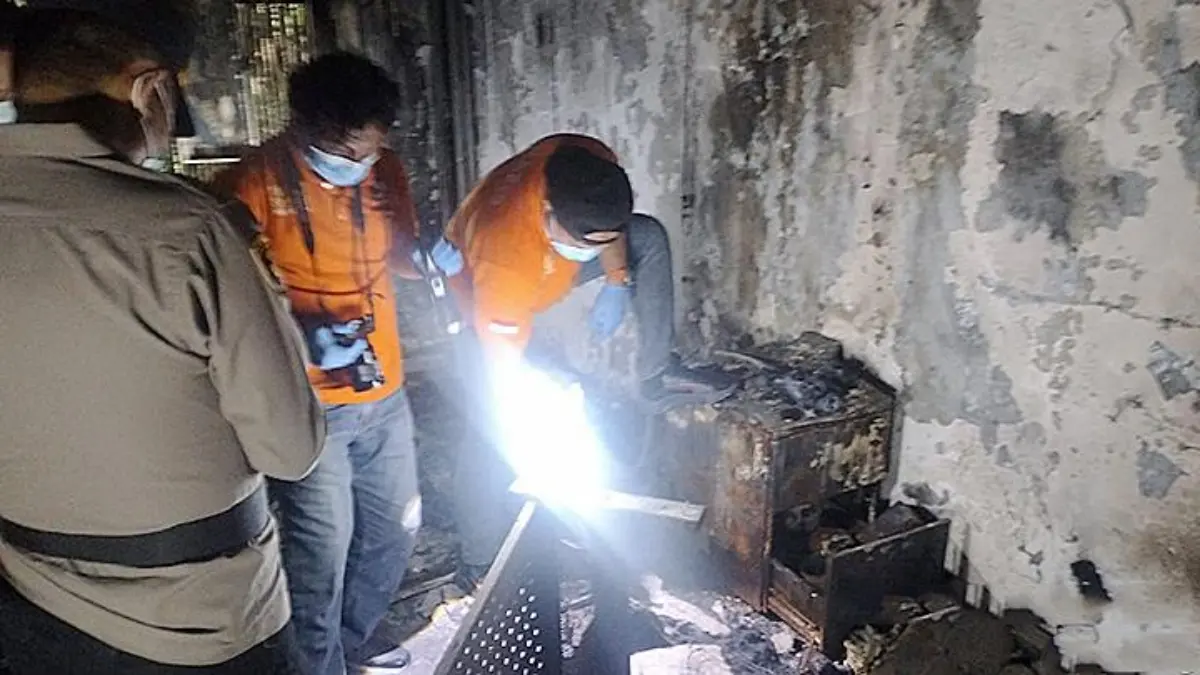 Kepolisian Resor Metropolitan Jakarta Pusat menemukan dua kerangka manusia dalam keadaan hangus di gedung Astr