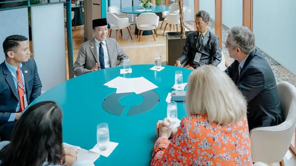 Mantan Presiden, Joko Widodo (kedua dari kiri) menghadiri pembukaan Forum Bloomberg New Economy 2025 di Singap