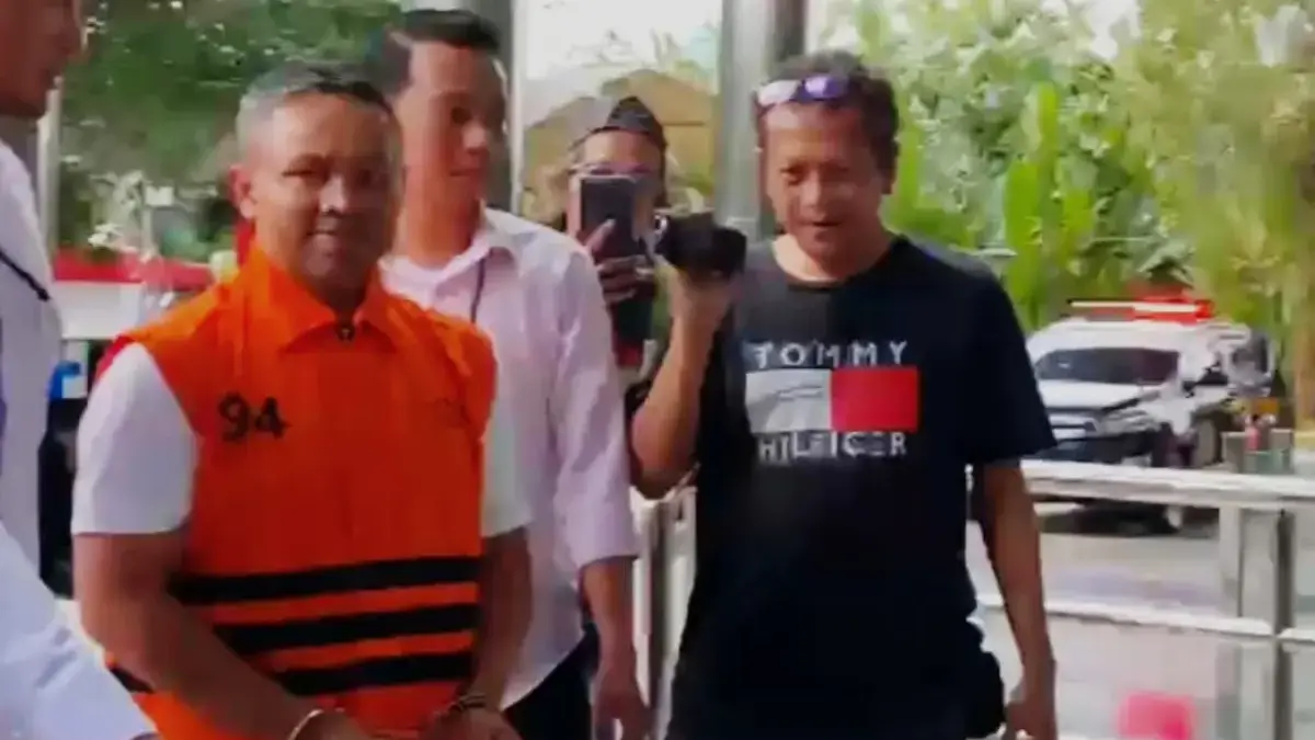 Gubernur Riau Abdul Wahid resmi mengenakan rompi oranye, jelang konferensi pers Komisi Pemberantasan Korupsi (