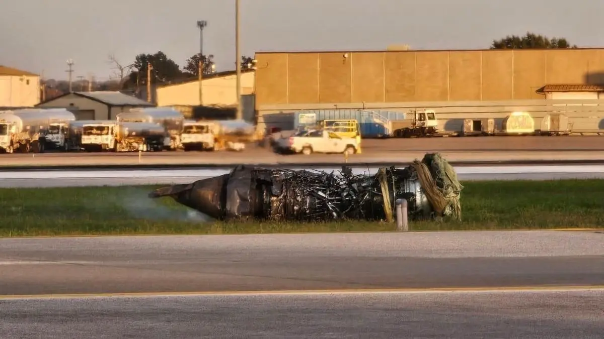 Mesin pesawat yang terjatuh sebelum pesawat kargo UPS jatuh dan meledak di bandara Internasional Louisville Mu