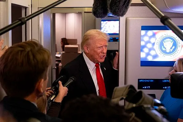 Saat Ditanya Dokumen Epstein, Trump Hina Jurnalis Perempuan dari Bloomberg dengan Sebutan 'Piggy' Presiden Donald Trump berbicara kepada wartawan di atas Air Force One dalam perjalanan baru-baru ini (Dok. Whi