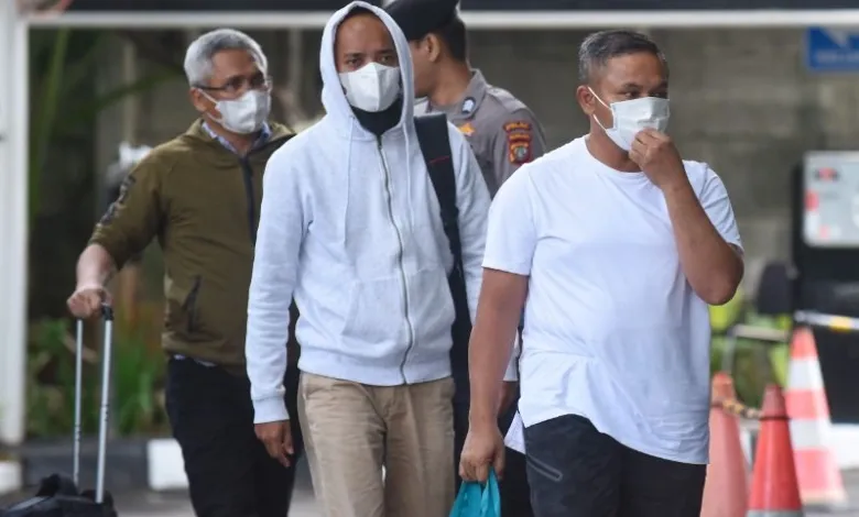 Gubernur Riau Abdul Wahid (kanan) bersama Kepala Dinas Pekerjaan Umum, Penataan Ruang, Perumahan, Kawasan Perm