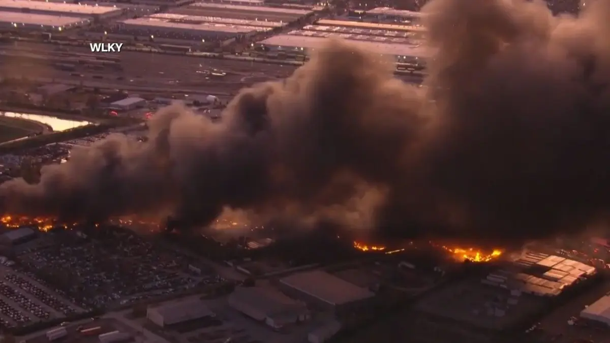 Pesawat kargo jatuh di dekat Bandara Louisville, Kentucky, membawa 38.000 galon bahan bakar. Gubernur Andy Bes