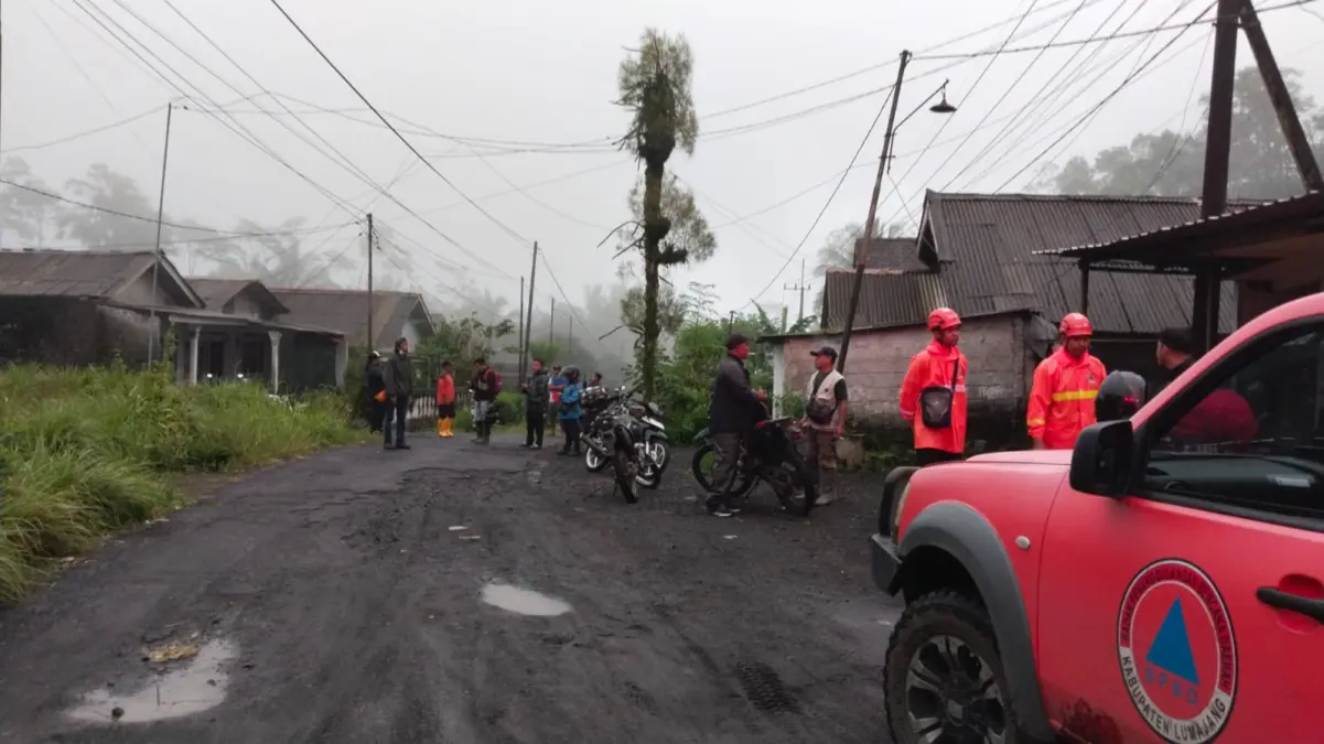 BNPB terus memantau Status aktivitas vulkanik Gunung Semeru naik berselang satu jam, dari level III atau ‘Siag