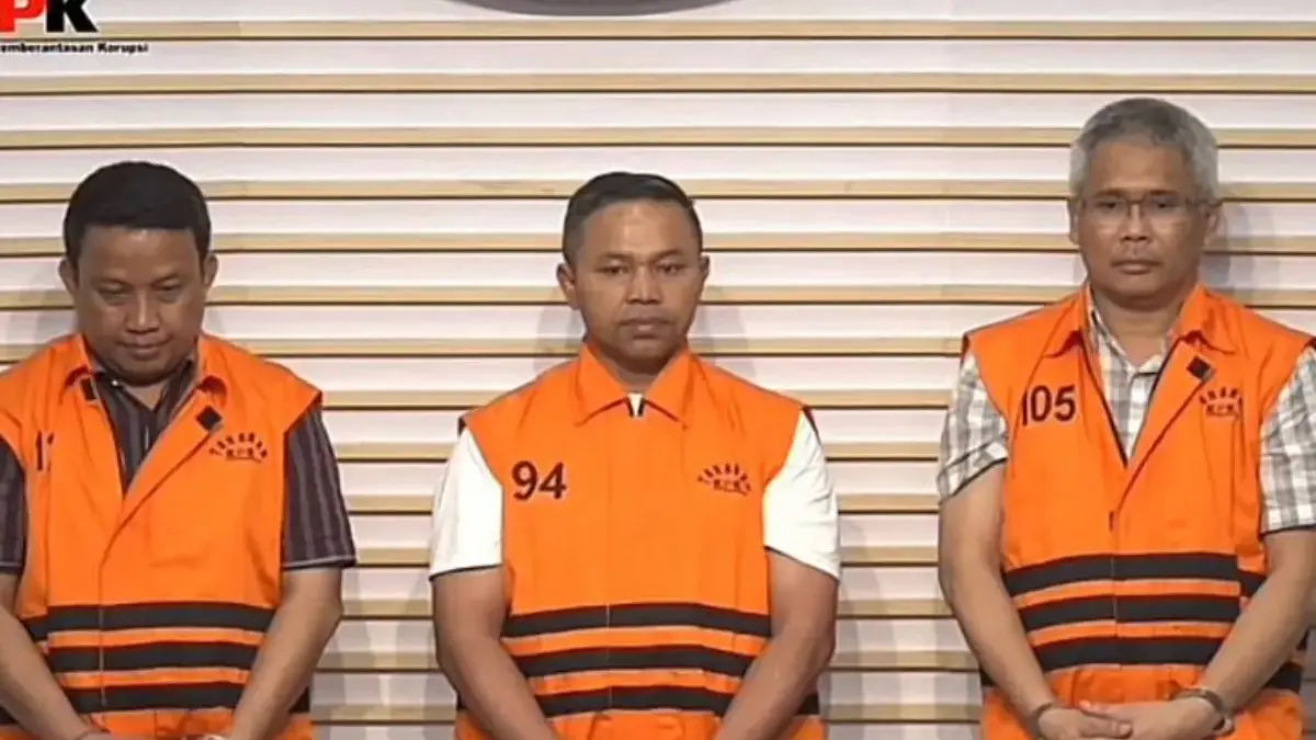 Gubernur Riau Abdul Wahid (tengah) ditetapkan tersangka oleh KPK