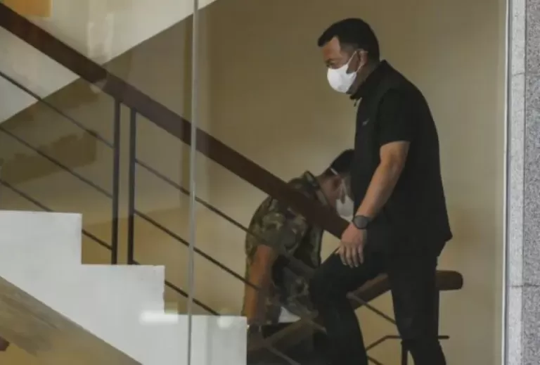 Bupati Ponorogo Sugiri Sancoko menuju ruang pemeriksaan di gedung KPK, Sabtu (8/11/2025). (IST)