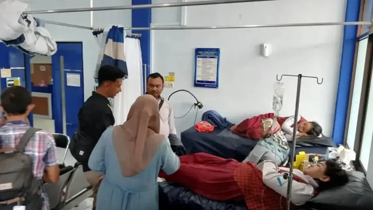 20 Siswa SDN 2 Setu Wetan Cirebon Alami Gejala Keracunan Diduga Usai Santap Soto Ayam dari Penyedia MBG Sejumlah siswa saat menjalani perawatan medis usai dilaporkan mengalami gejala keracunan makanan di Cirebon, J