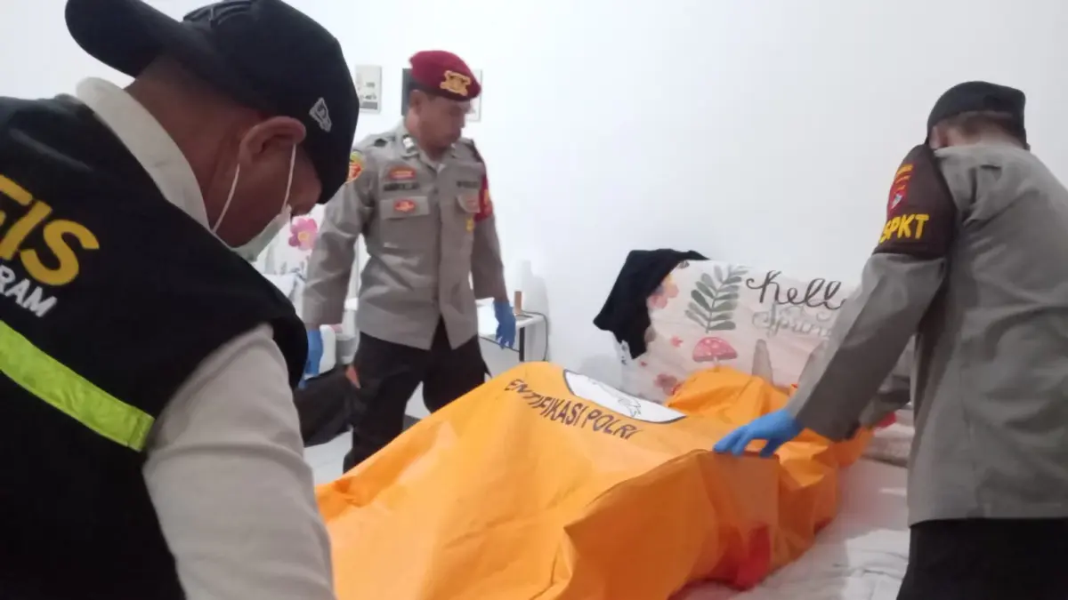 ASN DPMPTSP-Naker Lombok Utara Ditemukan Tewas di Kamar Hotel Pihak kepolisian saat mengevakuasi jenazah korban berinisial FII (53) di sebuah kamar hotel di Mataram, Kamis