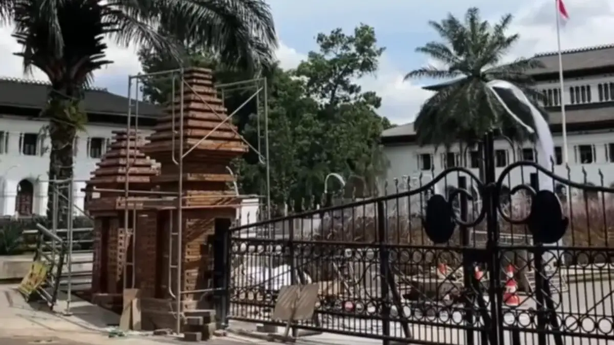 Pemprov Jawa Barat Renovasi Gerbang Gedung Sate Berbentuk Candi Anggaran Capai Rp3,9 Miliar Pemerintah Provinsi (Pemprov) Jawa Barat merenovasi Gerbang Gedung Sate menjadi berbentuk candi dengan anggara