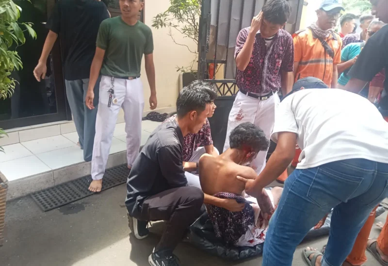 Petugas gabungan TNI AL, Polri, dan Damkar mengevakuasi korban ledakan di Masjid SMAN 72 Jakarta, Kompleks Kod