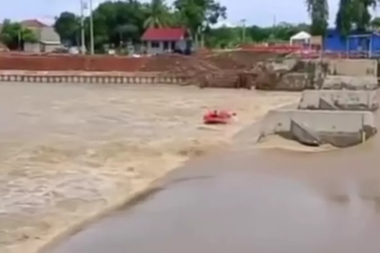 Penampakan perahu karet yang ditumpangi tujuh mahasiswa Politeknik Negeri Indramayu, diisap pusaran Bendung Ka