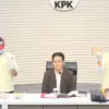 Barang bukti terkait OTT Gubernur Riau Abdul Wahid. Foto: Tangkapan layar YouTube KPK RI.