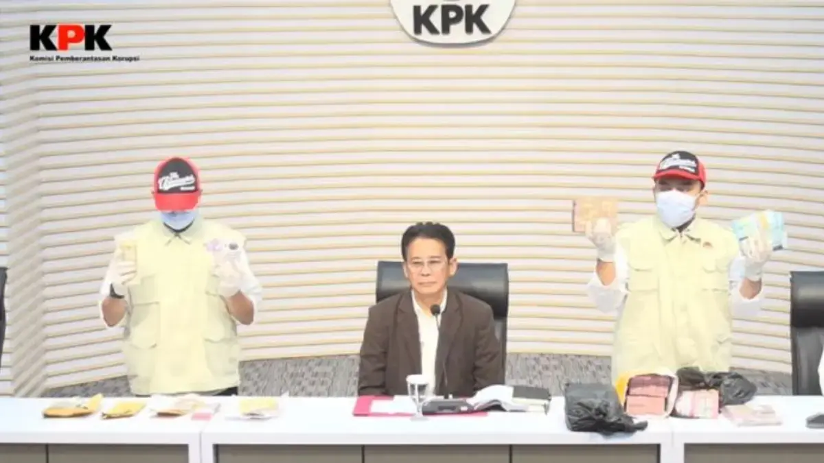 Barang bukti terkait OTT Gubernur Riau Abdul Wahid. Foto: Tangkapan layar YouTube KPK RI.