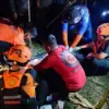 2 Mahasiswa yang Hilang di Bendungan Karet Bangkir Sungai Cimanuk Indramayu Ditemukan Tim SAR saat mengevakuasi dua jenazah mahasiswa Polindra Indramayu yang hilang di Sungai Cimanuk (Dok. SAR Cir