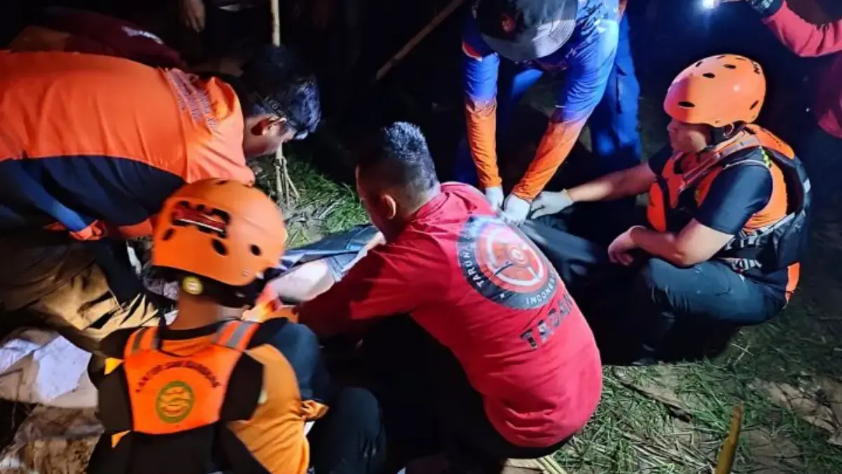 Tim SAR saat mengevakuasi dua jenazah mahasiswa Polindra Indramayu yang hilang di Sungai Cimanuk (Dok. SAR Cir