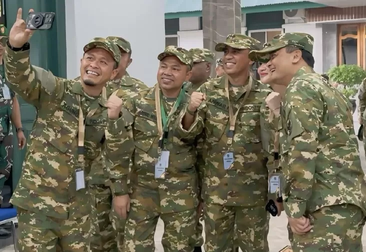 Gubernur Riau Abdul Wahid berswafoto bersama kepala daerah lainnya saat mengikuti kegiatan retret di Magelang,