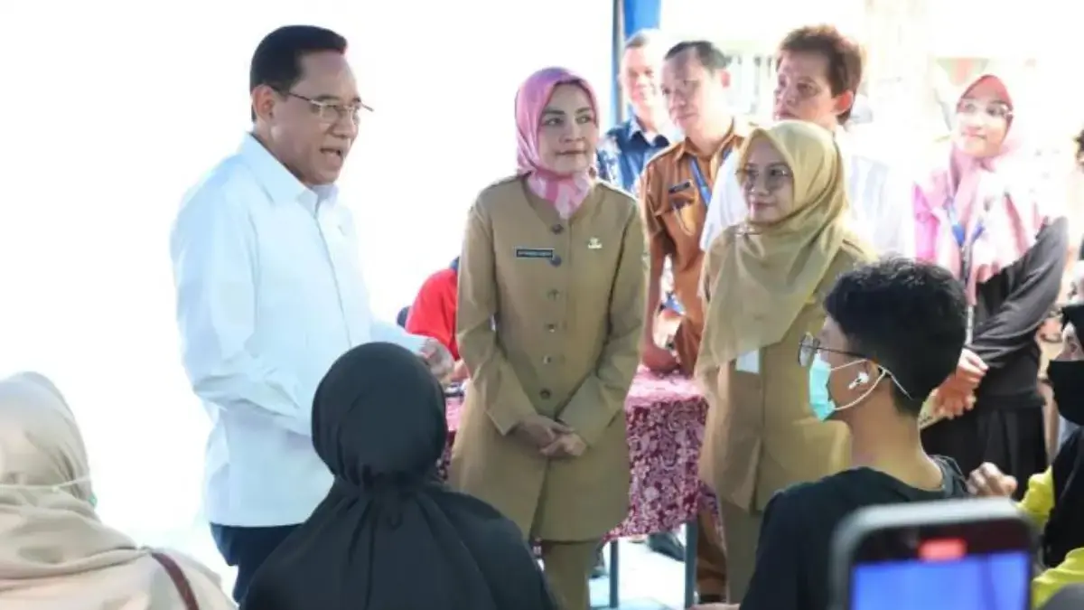 Wakil Menteri Kesehatan (Wamenkes) Republik Indonesia dr. Benjamin Paulus Octavianus (kiri) didampingi oleh Ke