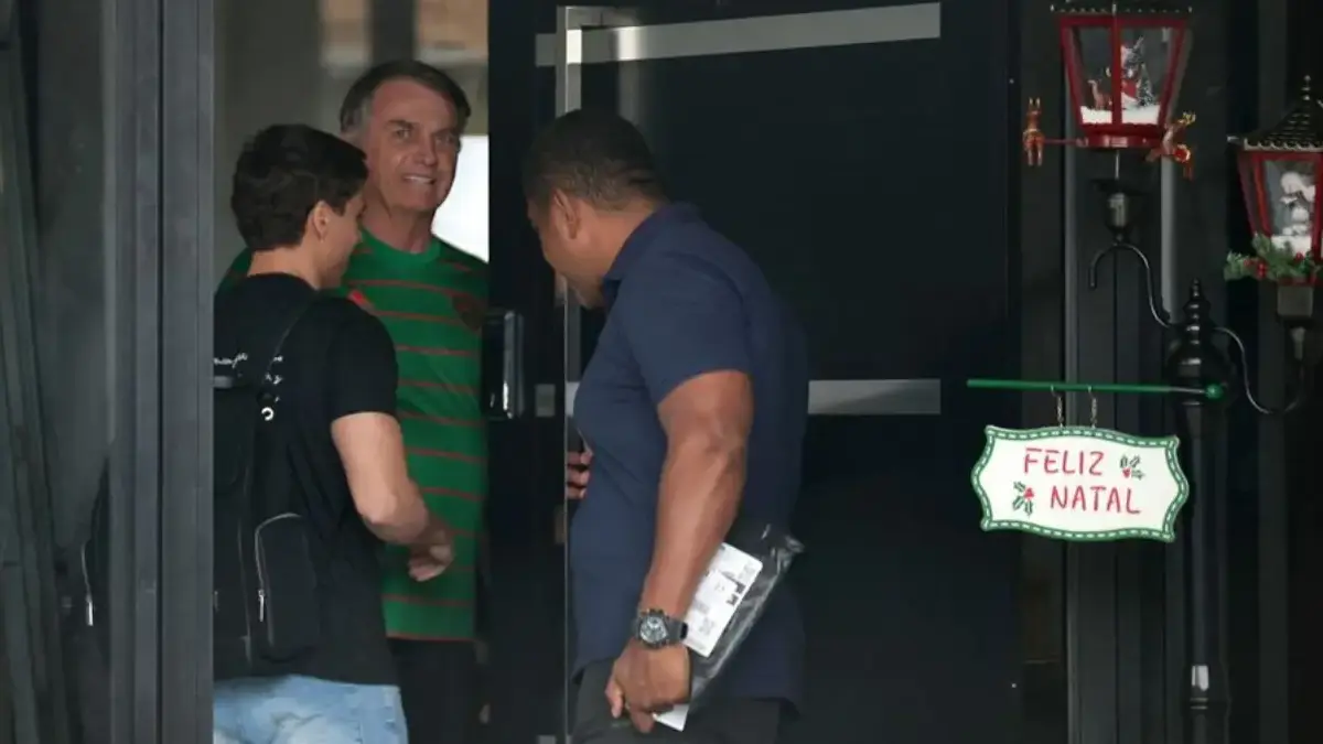 Mantan Presiden Jair Bolsonaro Coba Rusak Monitor Pergelangan Kakinya Selama Jalani Tahanan Rumah Mantan Presiden Brasil Jair Bolsonaro terlihat keluar di depan pintu rumahnya, selama masa tahanan rumahnya, d