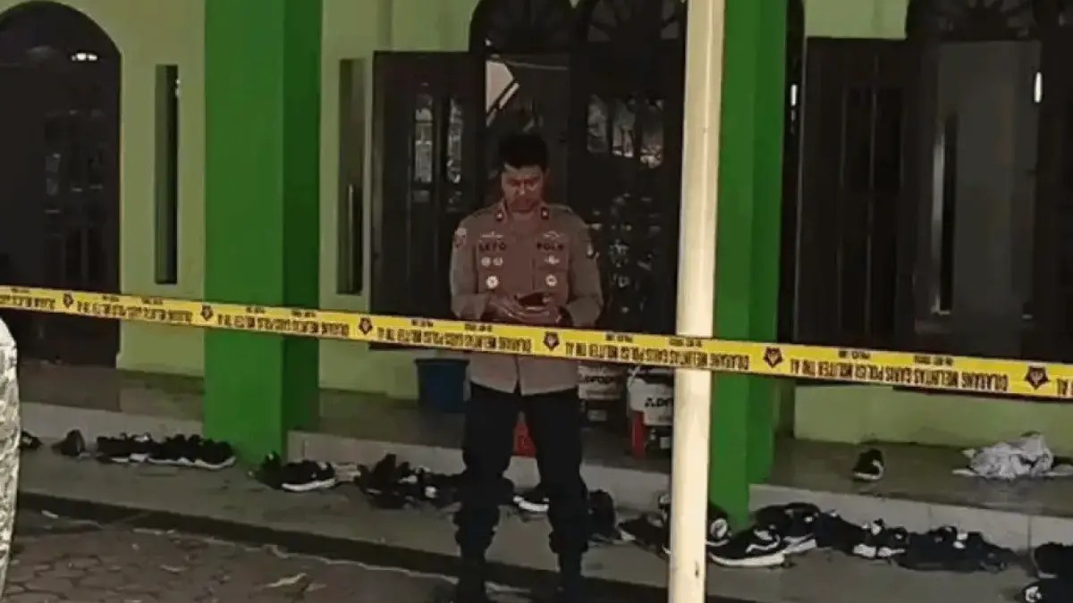 Ledakan keras mengguncang lingkungan SMAN 72 Jakarta yang berada di wilayah Kelapa Gading, Jakarta Utara, pada