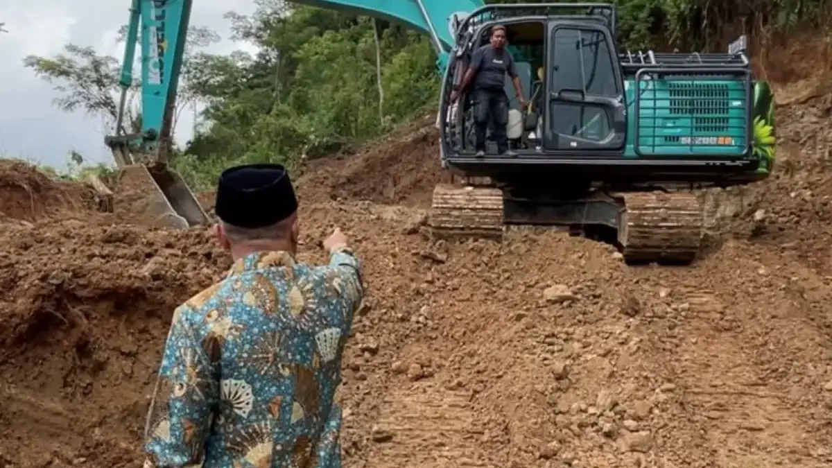 Nampak Bupati Kuningan Dian Rachmat Yanuar menghentikan beko yang sedang beroperasi menggali tanah, karena did