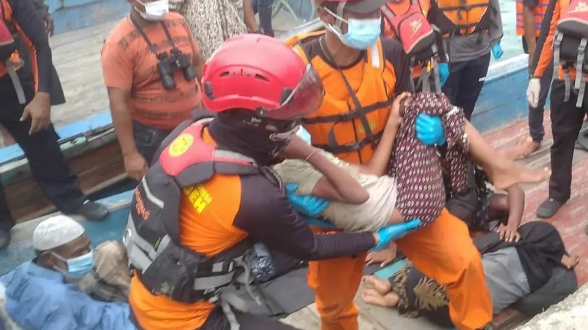 Tim SAR mengevaluasi imigran etnis Rohingya dari sebuah kapal di perairan Labuhan Haji, Kabupaten Aceh Selata