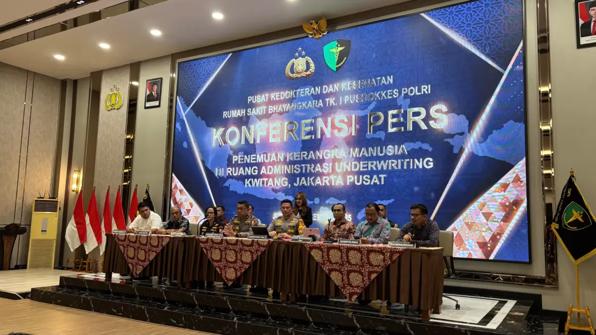 Polri bersama jajaran menyampaikan keterangan mengenai temuan 2 kerangka manusia di Gedung ACC, Kwitang, Senen