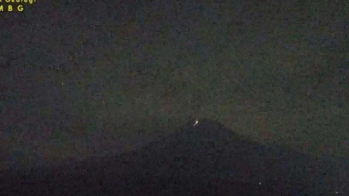 Hembusan asap keluar dari puncak Gunung Semeru di Lumajang, Jawa Timur, Sabtu (22/11/2025) dini hari (ANTARA/H