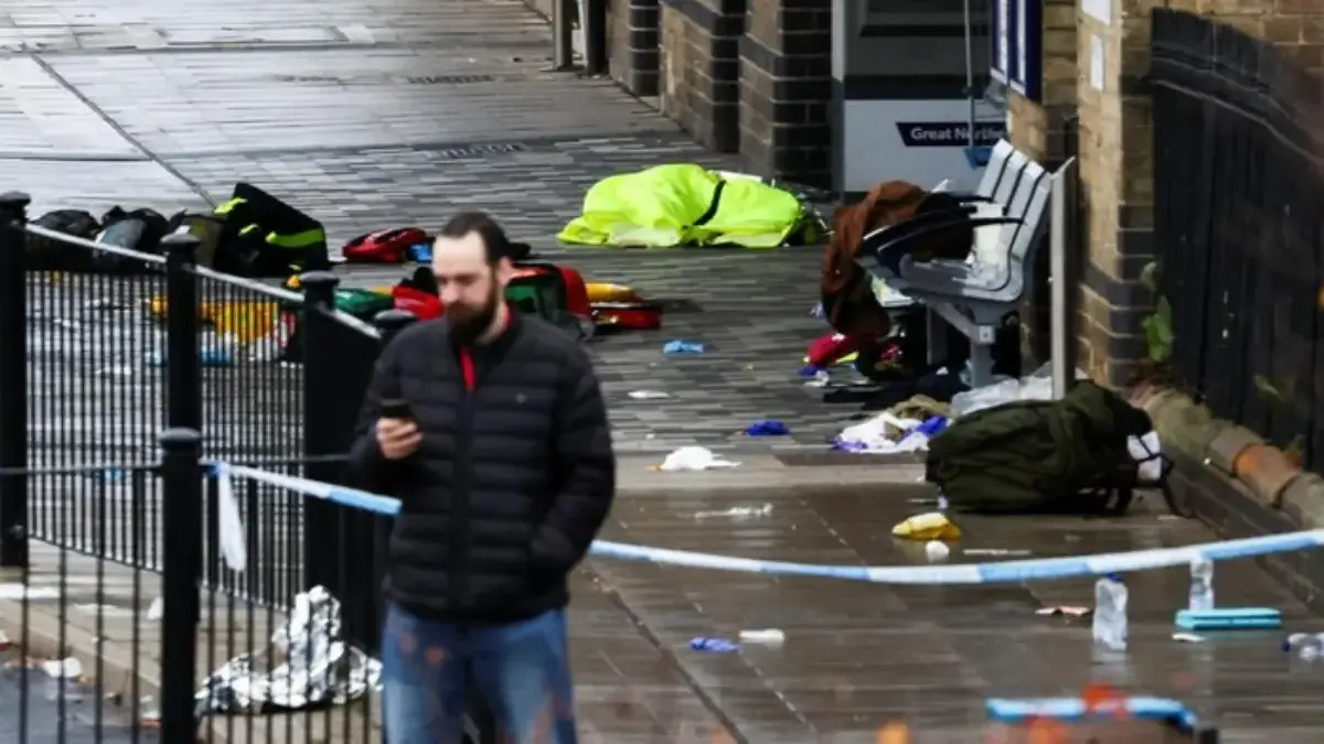 Barang-barang berserakan di peron ketika korban berlarian mencari perlindungan. (REUTER/Jack Taylor)