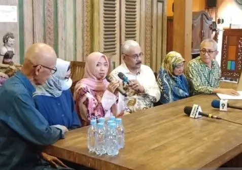 Istri diplomat muda Kemenlu RI Arya Daru Pangayunan, Meta Ayu Puspitantri (ketiga kiri), didampingi keluarga s