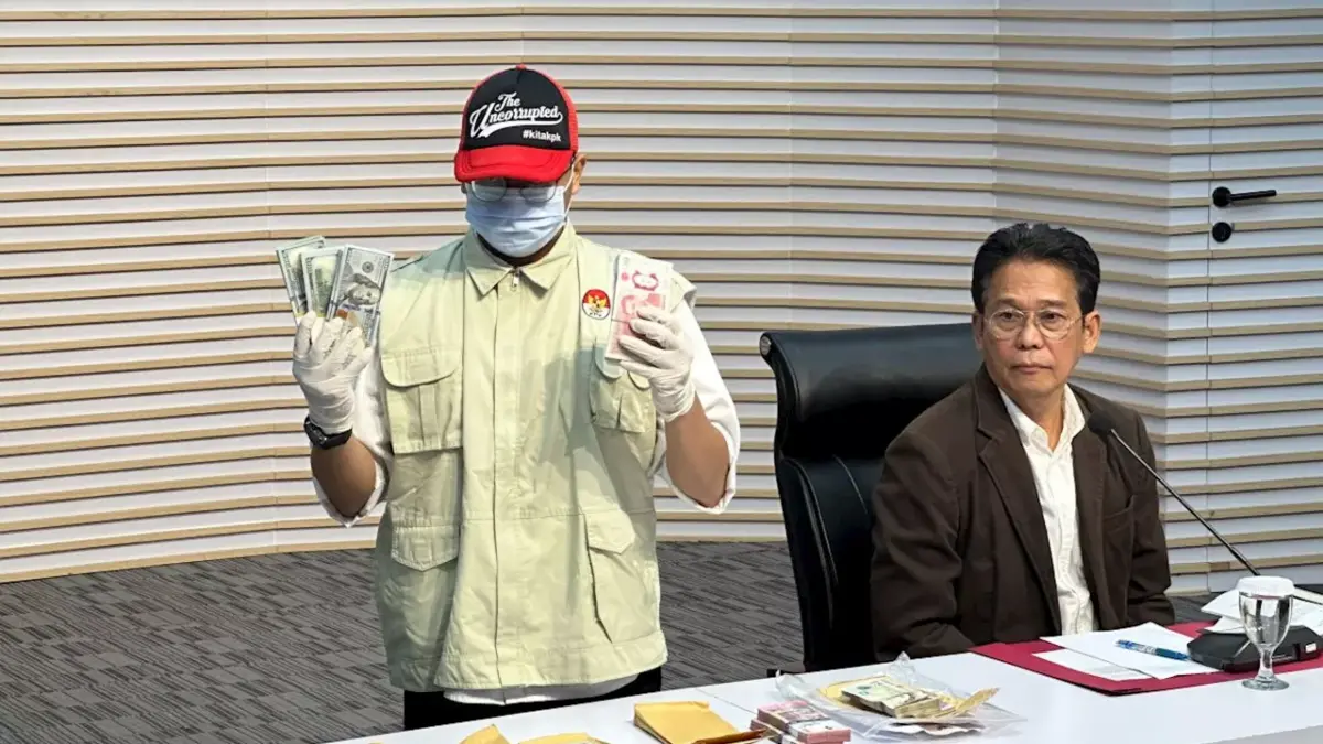 Wakil Ketua Komisi Pemberantasan Korupsi Johanis Tanak (kanan) memperhatikan petugas yang memperlihatkan sejum