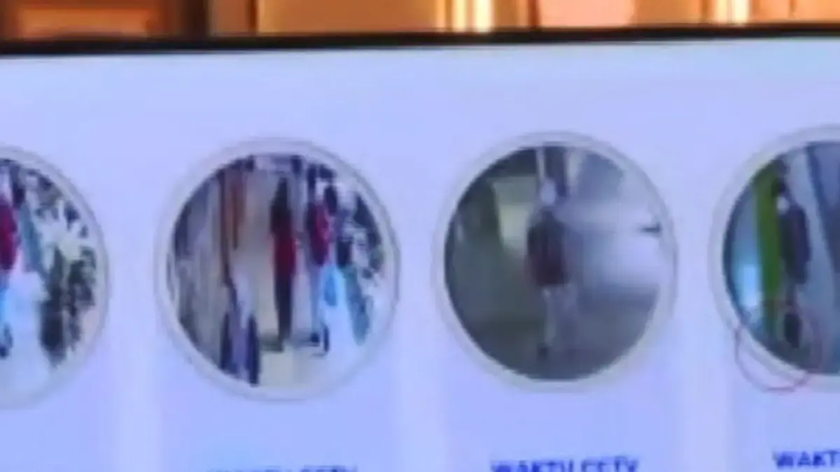 Polisi memperlihatkan timeline dari rekaman CCTV yang merekam terduga pelaku sebelum insiden ledakan di Masji