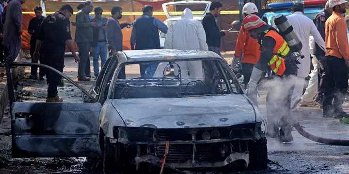 Petugas pemadam kebakaran memadamkan api di sebuah mobil di lokasi ledakan bom bunuh diri di Islamabad, Pakist